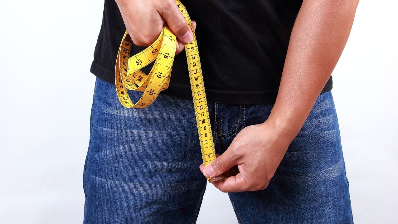 mężczyzna mierzący penisa przed powiększeniem